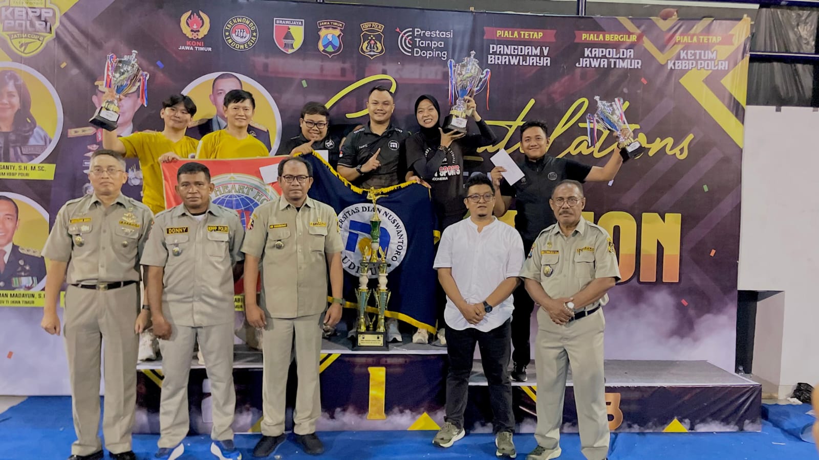 Penyerahan Piala Juara Umum